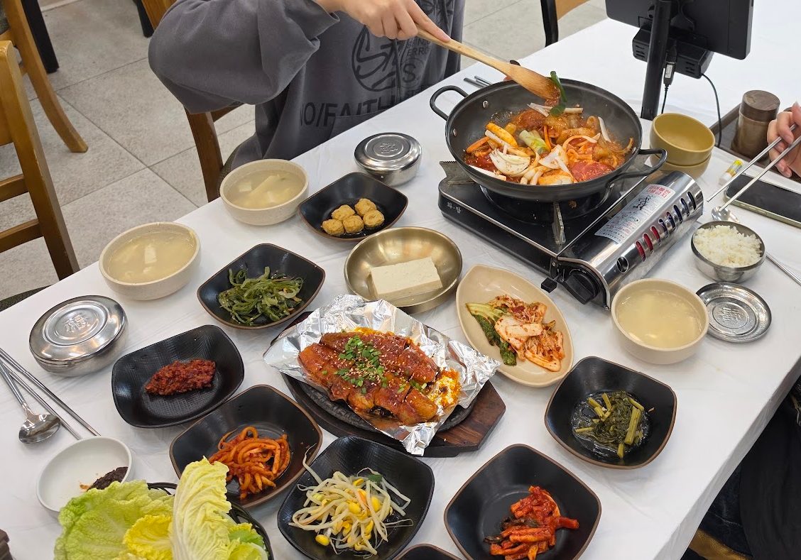 A pan of duruchigi with small side dishes